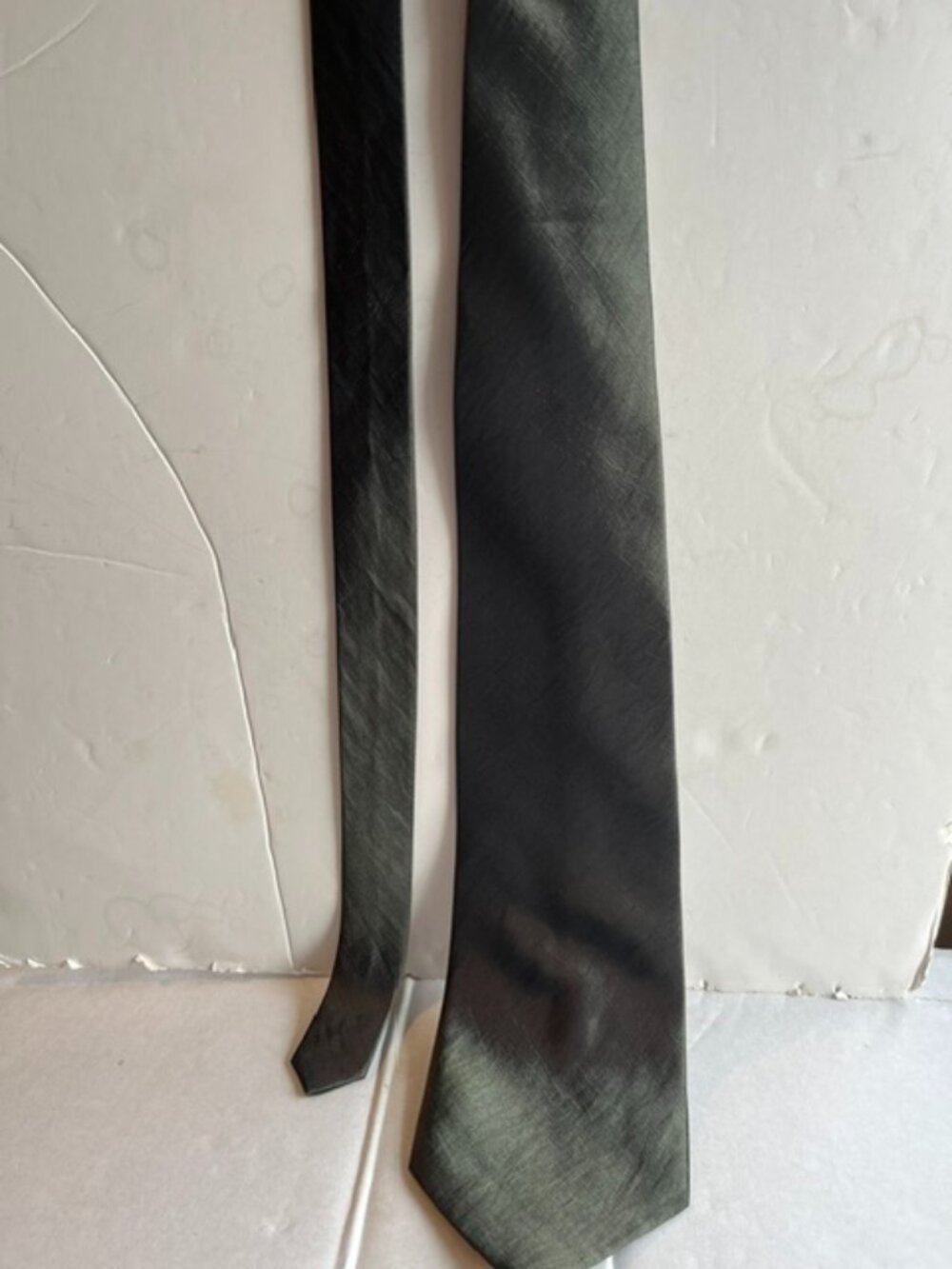 Hugo boss olive green silk necktie.